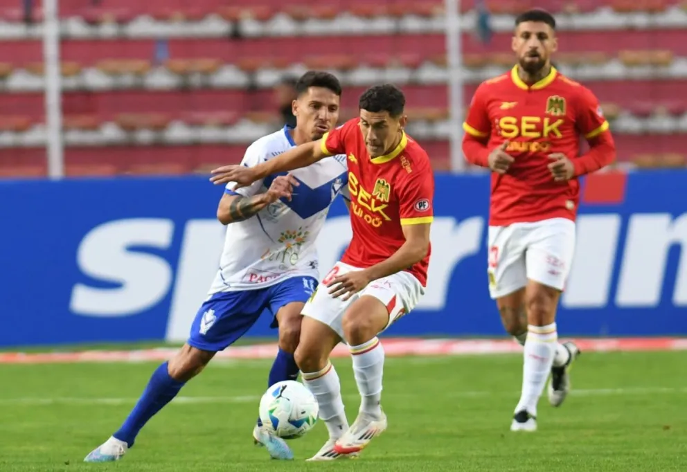 Una incidencia del encuentro que se disputó en el estadio Hernando Siles. Foto: Agencia Marka Registrada