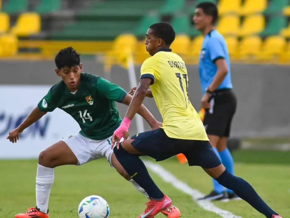 Ray Peña (izq.), de Bolivia, disputa el balón con el ecuatoriano Sánchez. Foto: La Verde