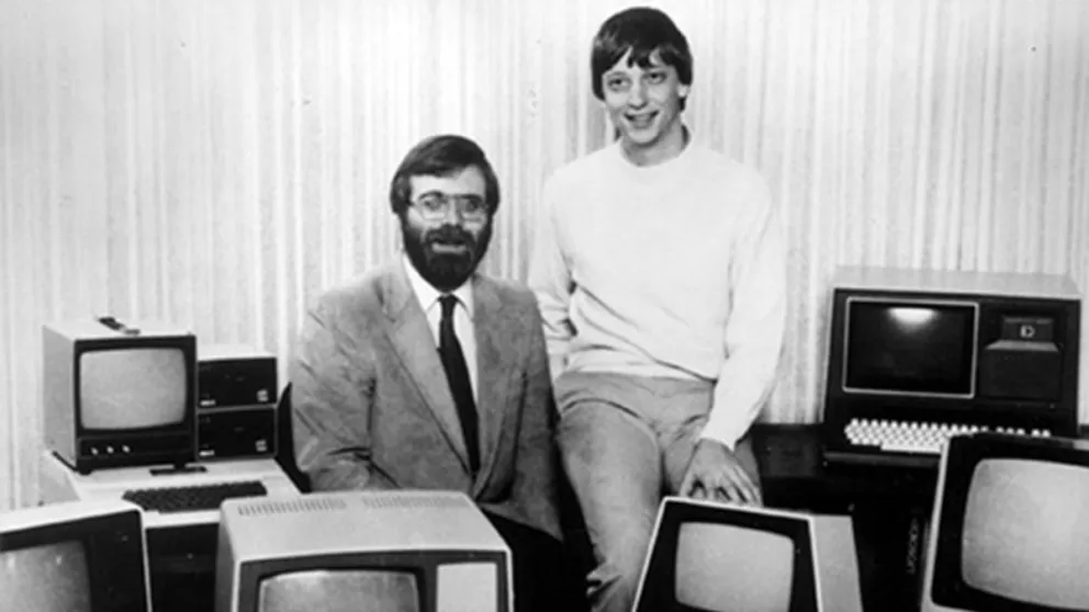 Fotografía cedida por Microsoft donde aparecen sus cofundadores Bill Gates (d) y Paul Allen posando rodeados de ordenadores en el año 1975. Foto: EFE