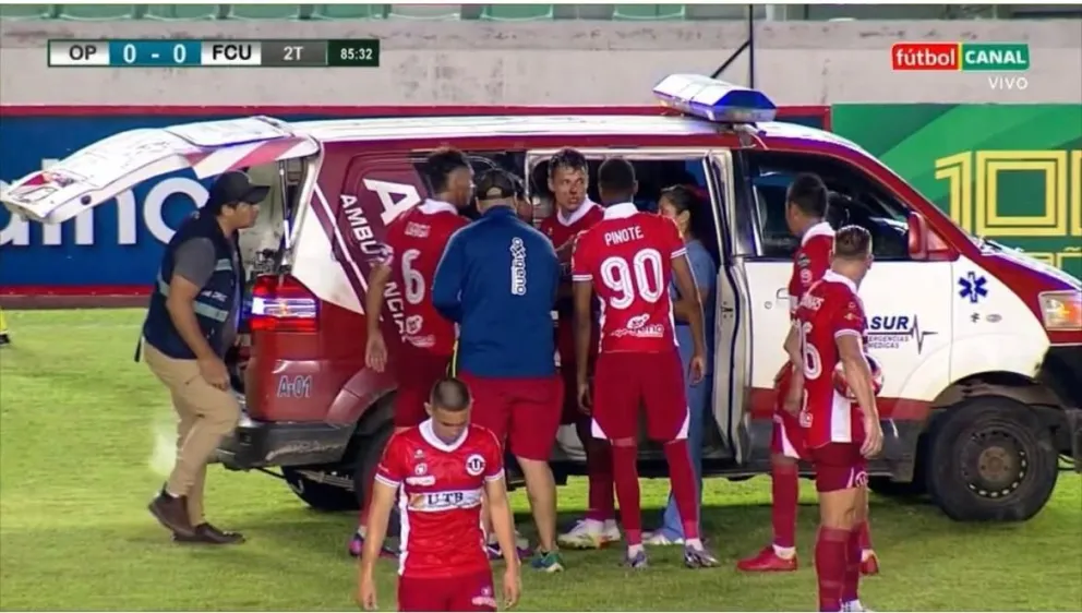 Una ambulancia ingresó a la cancha para llevar a Daniel Camacho a una clínica. Captura video.