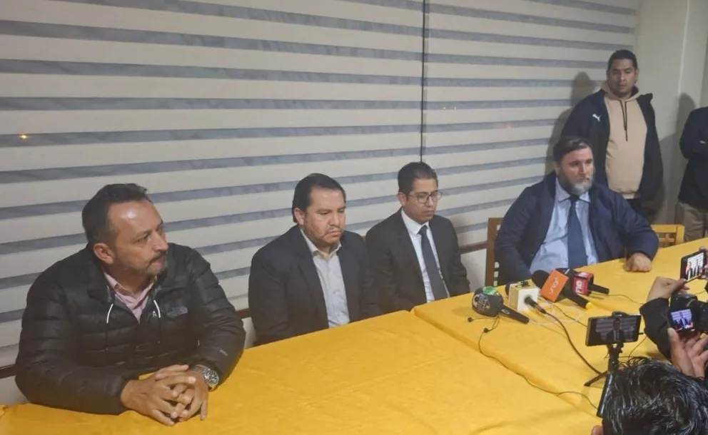 Montes (segundo desde la izq.) tomó posesión de The Strongest este jueves. Foto: Ärea Atigrada. 