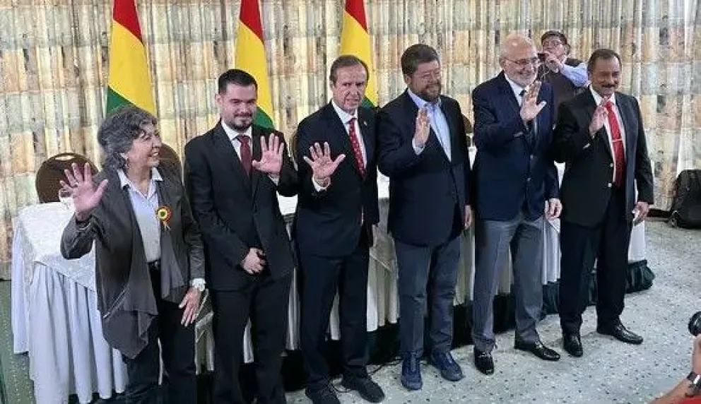 Efraín Suárez junto a todos los miembros del bloque opositor, en una imagen de archivo. 