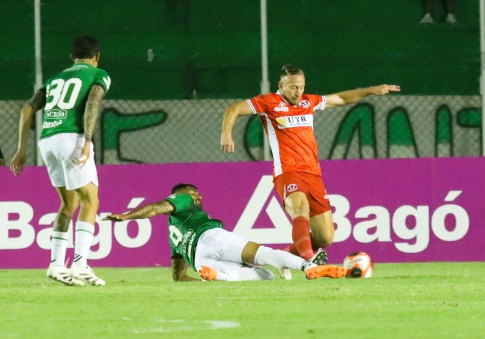 Una incidencia del encuentro que disputaron Oriente Petrolero y la U de Vinto. Foto: Agencia Marka Registrada