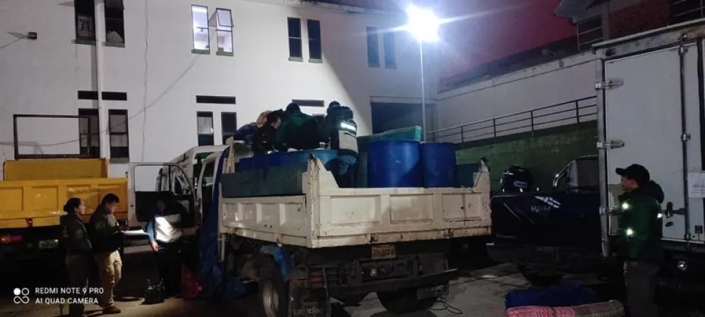 Bidones con combustible que pretendían ser transportados en camión. Foto: ABI