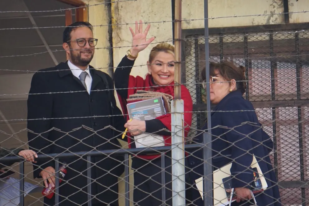 La expresidenta Jeanine Añez, este viernes con sus abogados en en penal de Miraflores. Foto: APG