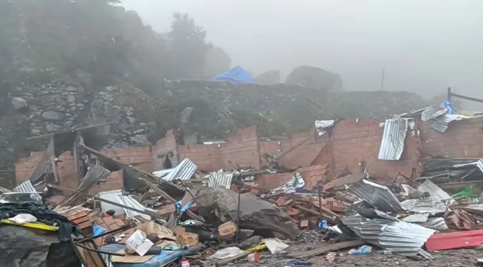 El campamento minero destruido tras la explosión. Foto: Captura de video