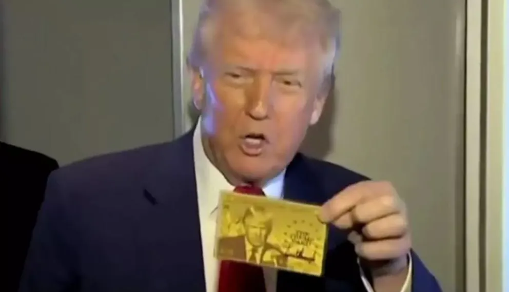 Donald Trump con su tarjeta dora a bordo del Air Force One. Foto: Captura de video