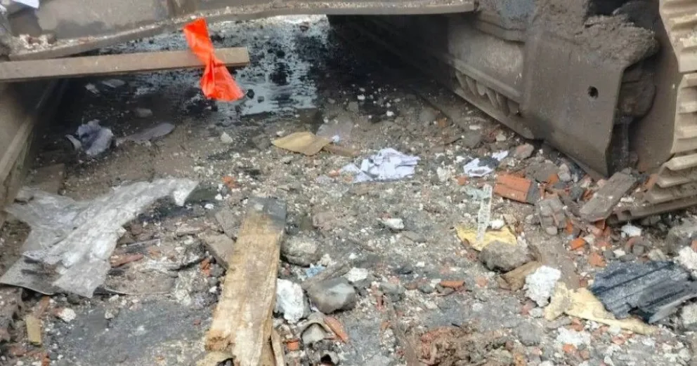 Restos del campamento minero tras la explosión. Foto: Radio Compañera