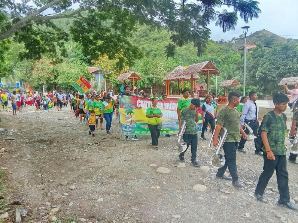 Estudiantes en el desfile cívico de Tipuani. Foto: Somos Tipuaneños