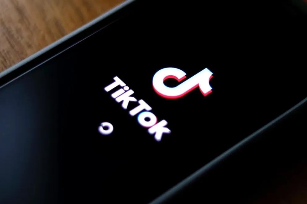 El logotipo de TikTok en un teléfono móvil. Foto: EFE
