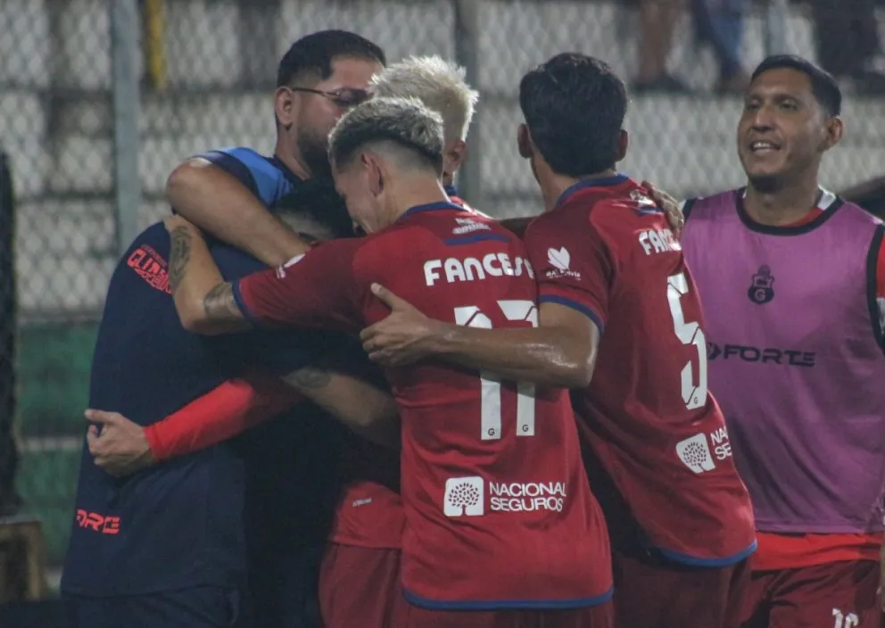 Todo Guabirá celebra el gol de Barco, el segundo en Montero contra Aurora. Foto: Agencia Marka Registrada.