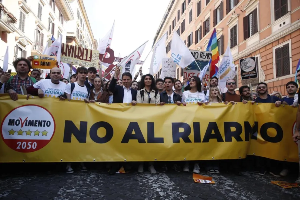 El líder del M5S y ex primer ministro italiano, Giuseppe Conte, durante una marcha en Roma contra el gasto militar en Europa. Foto: EFE