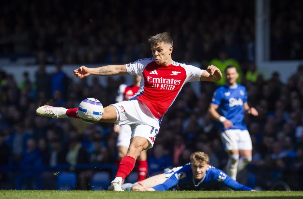 Incidencia del partido entre Arsenal (de rojo) y Everton. Foto: EFE.