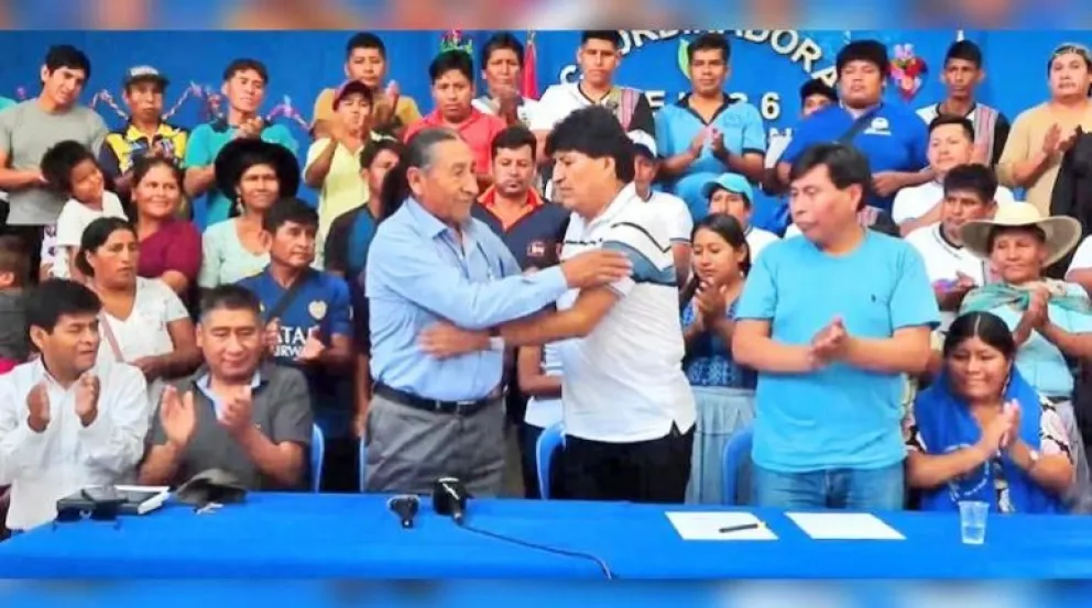 Eliseo Rodríguez y Evo Morales cuando firmaron el acuerdo con miras a las elecciones 2025. Foto: RKC