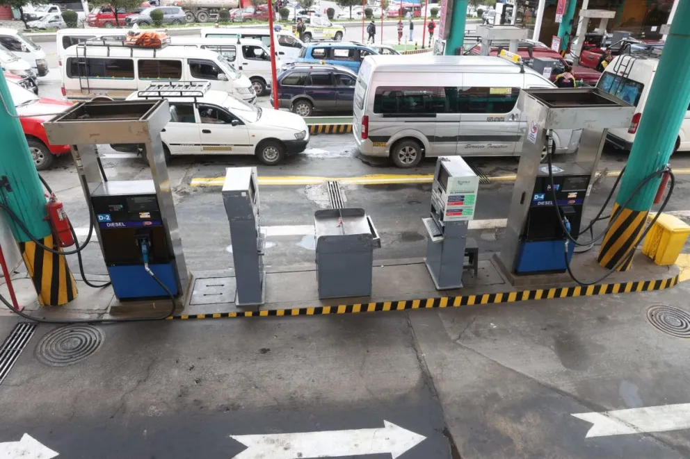 Fotografía del 11 de marzo de 2025 de distribuidoras de combustible cerradas en una estación de servicio en La Paz (Bolivia). Foto: EFE
