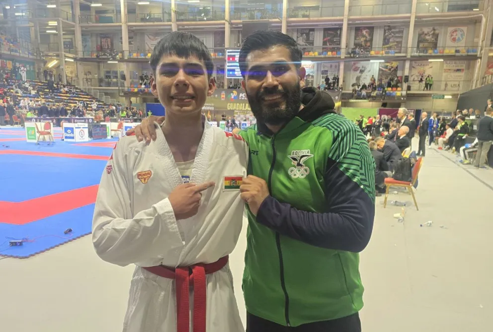 Olguín (izq.) junto al entrenador Arnez. Foto: Feboka.