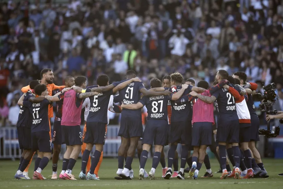 Jugadores del París Saint Germain celebran el nuevo título de la liga francesa. Foto: EFE