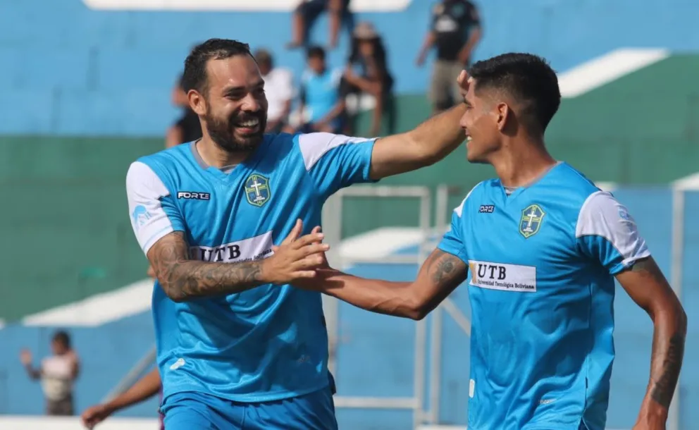Herrera (der.) celebra su gol con Sánchez. Foto: Agencia Marka Registrada.