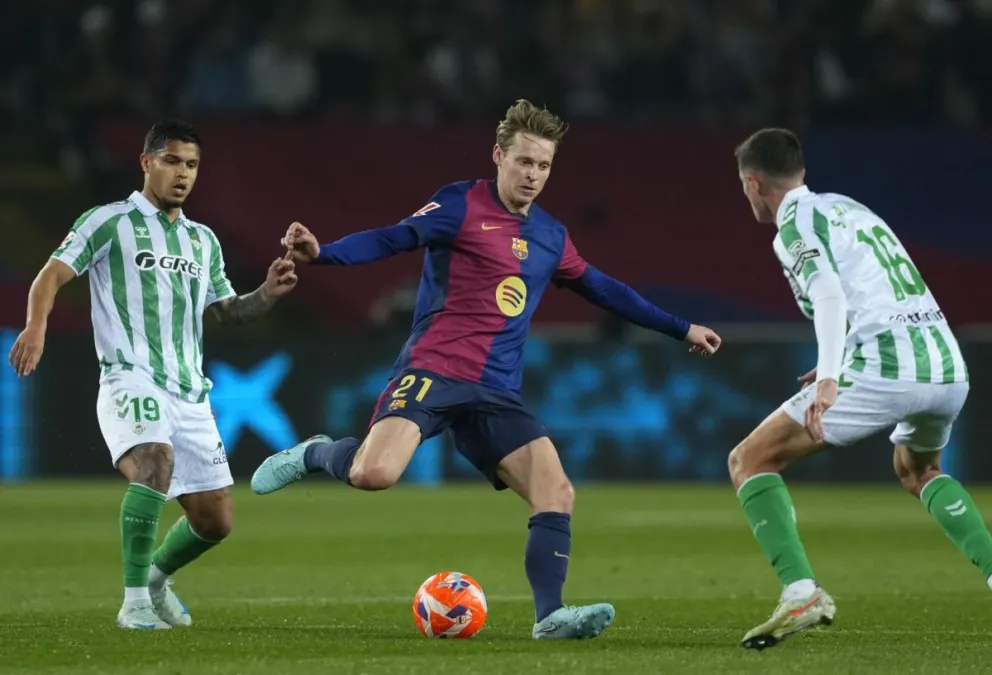 Frenkie de Jong, centrocampista del FC Barcelona, domina el balón ante la marca de Sergi Altimira. Foto: EFE