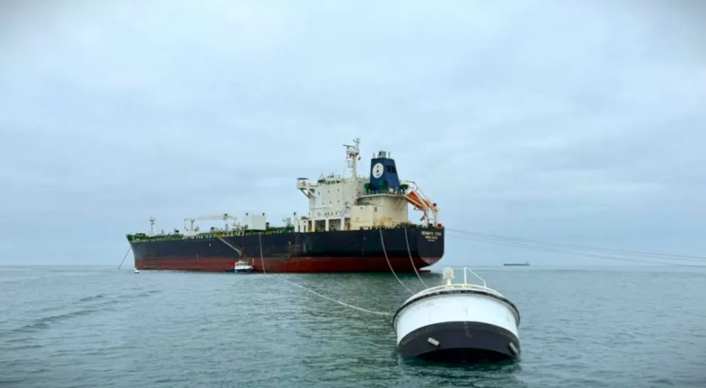 Uno de los barcos cisterna en Arica. Foto: YPFB