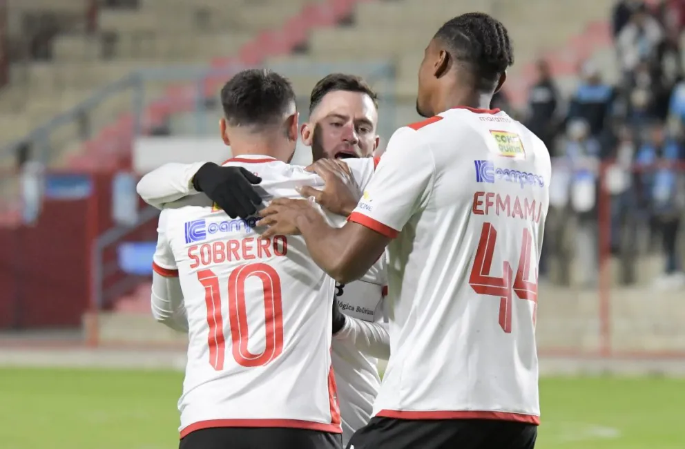 Jugadores de Always Ready festejan la victoria sobre Blooming. Foto: Agencia Marka Registrada