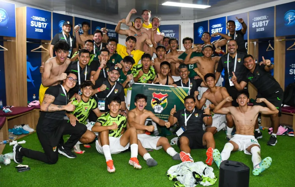 Jugadores y cuerpo técnico de la selección festejan tras el triunfo sobre Uruguay. Foto: FBF