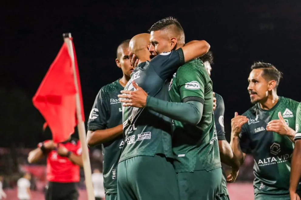 Jugadores de Real Tomayapo celebran por su primer gol. Foto: Agencia Marka Registrada.