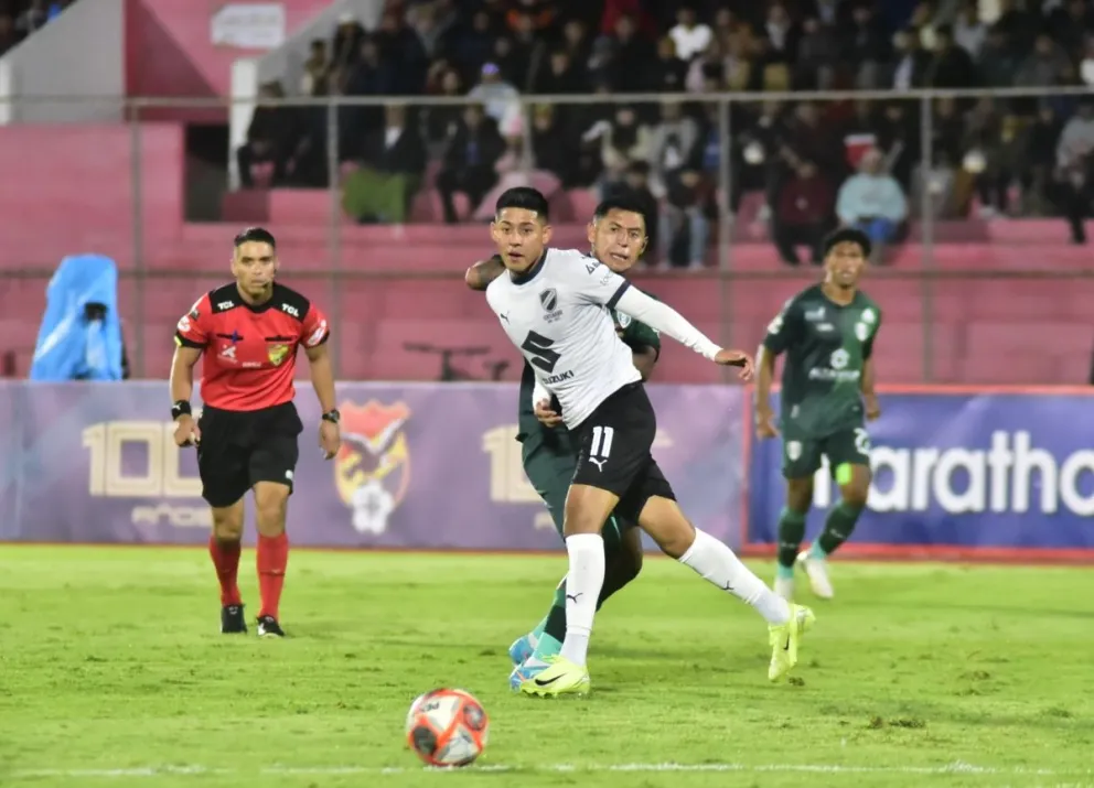 Ramiro Vaca, de Bolívar, durante el partido en Tarija. Foto: APG.