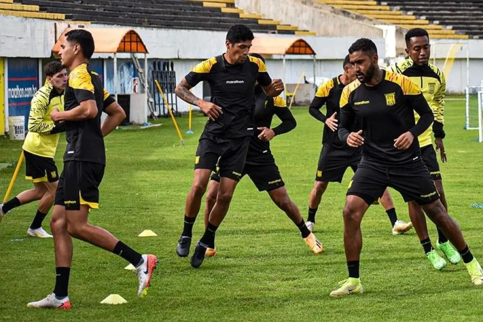Adrián Jusino (der.) junto a sus compañeros en un entrenamiento del aurinegro en Achumani. Foto: club The Strongest