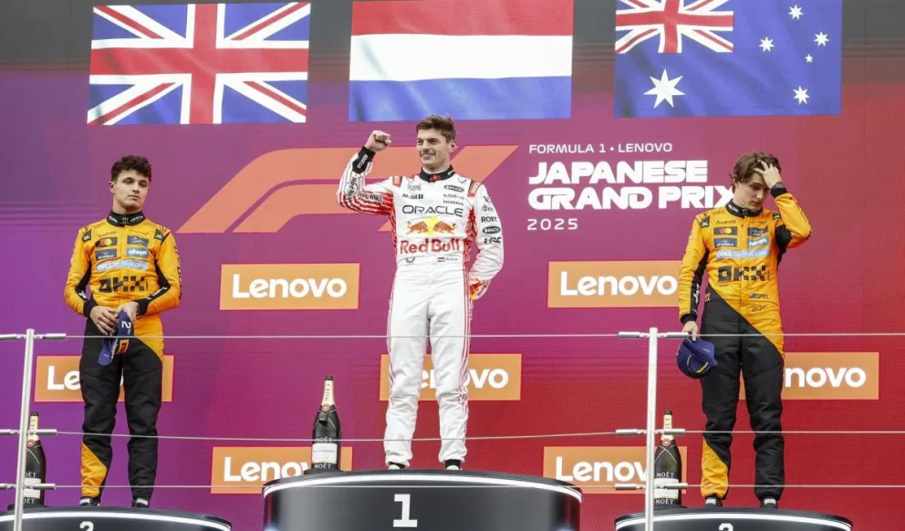 Max Verstappen (centro), piloto de Red Bull, celebra en el podio su victoria en el Gran Premio de Japón flanqueado por Lando Norris (izq.) y Oscar Piastri. Foto: EFE