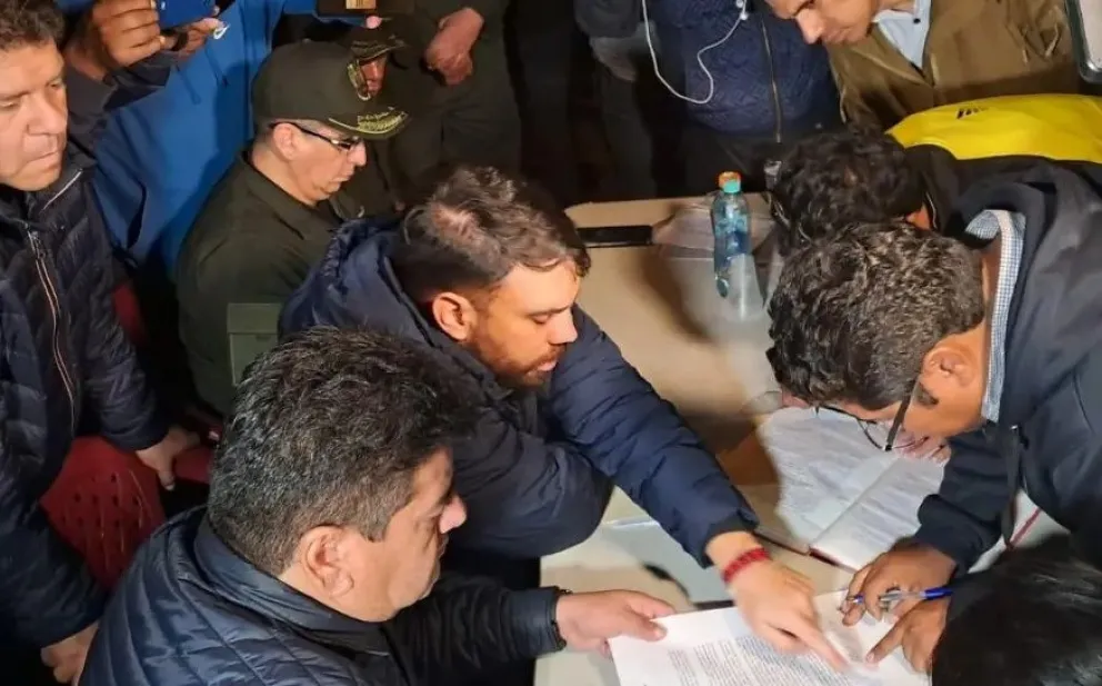 Autoridades y dirigentes firman el acuerdo que puso fin al bloqueo en el botadero de Cochabamba. Foto: Unitel