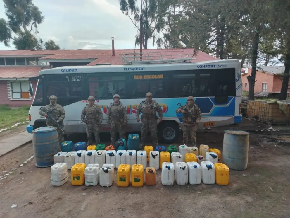 Efectivos militares decomisan combustible en bidones. Foto: Viceministerio de Lucha Contra el Contrabando