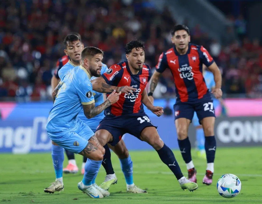 Torrén (izq.) durante el partido con Cerro Porteño antes de su lesión. Foto: APG.