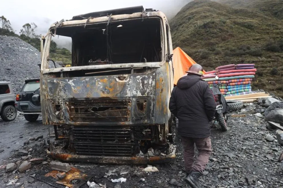 El minero aurífero, Samuel Quispe, observa los escombros tras una explosión a un campamento minero, en Yani. Foto: EFE