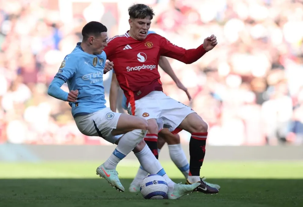 Phil Foden (izq.), jugador del Manchester City, disputa la pelota con Alejandro Garnacho, del Manchester United. Foto: EFE
