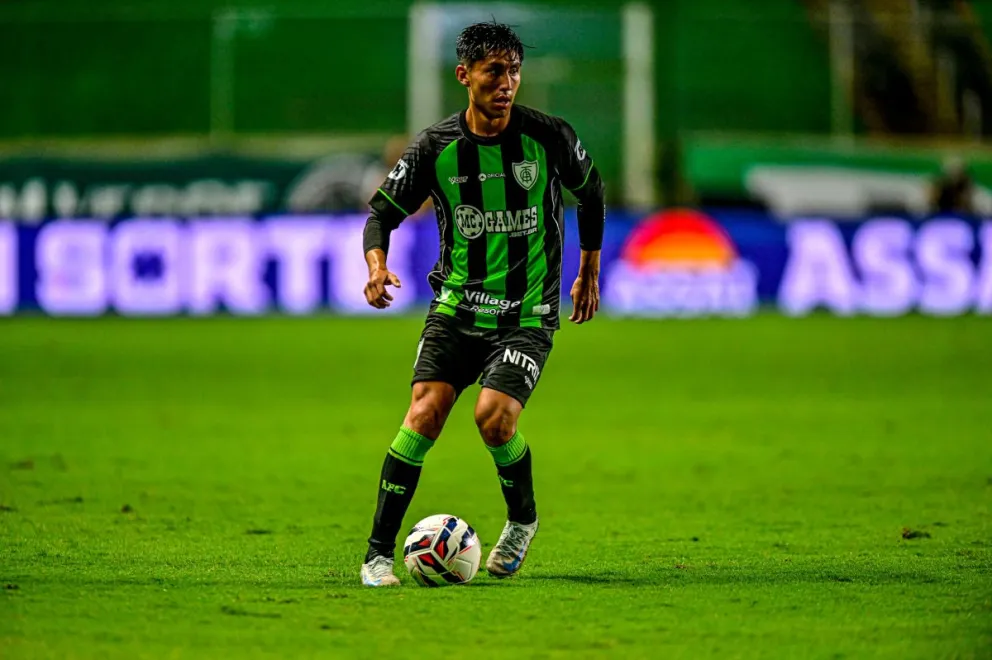 Miguelito Terceros domina la pelota en el partido que el América MG le ganó al Botafogo SP. Foto: Club América MG
