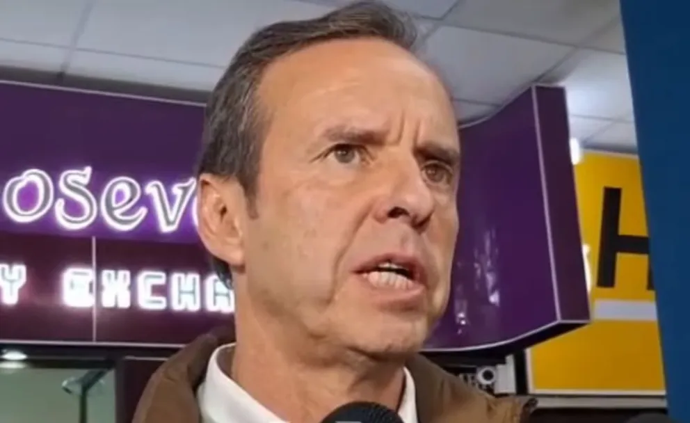 El precandidato Jorge Quiroga declara a los periodistas. Foto: RRSS