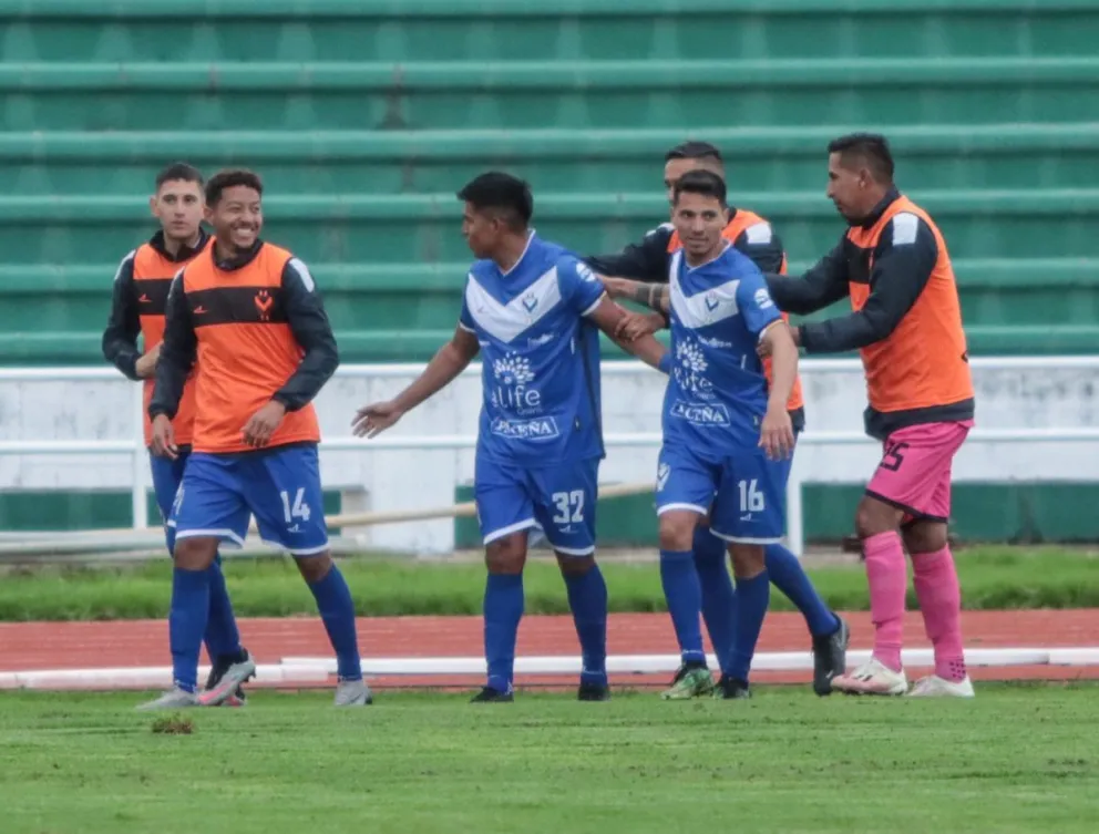 Jugadores del club orureño celebran uno de sus goles. Foto: Agencia Marka Registrada.