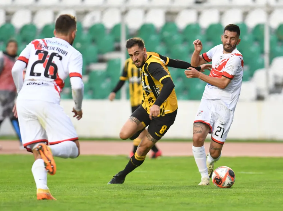Incidencia del partido que juegan The Strongest y Nacional Potosí en el Hernando Siles. Los dos clubes están de aniversario el martes 8. Foto: Agencia Marka registrada