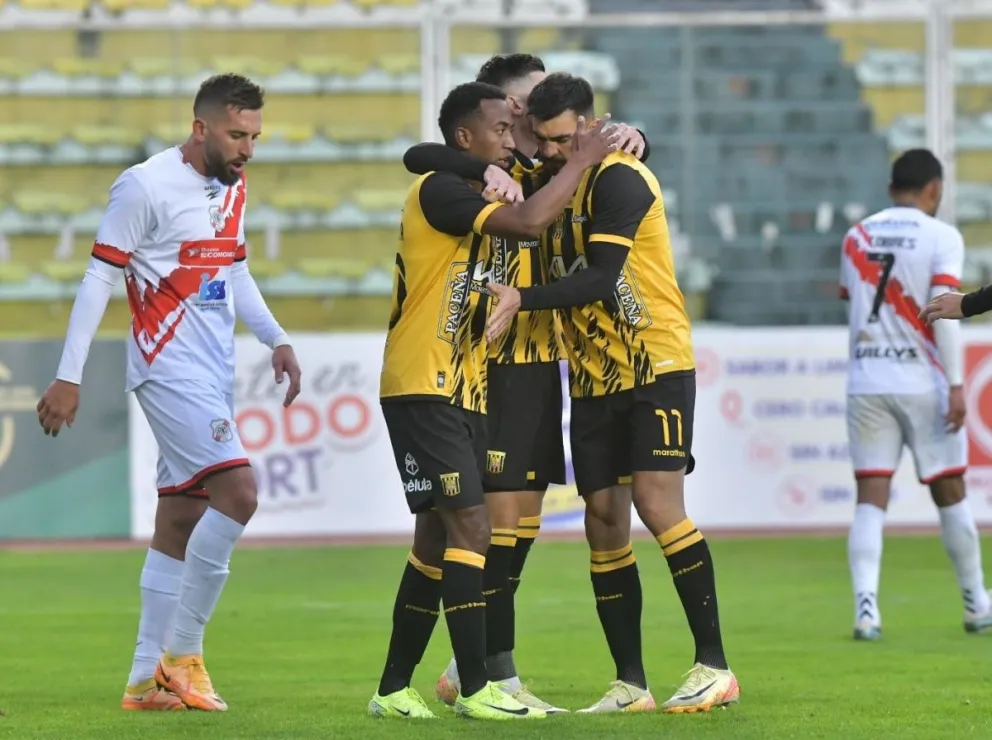 Arrascaita, Amoroso (centro) y Triverio festejan el primer gol del Tigre. Lo sufren Santiago Echeverría y Saúl Torres. Foto: APG