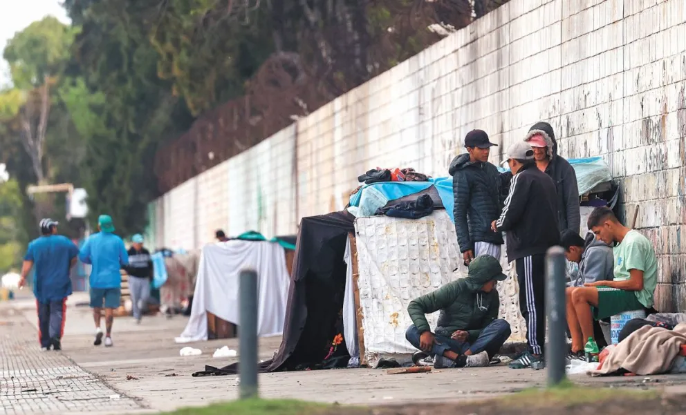 Personas en situación de calle en Buenos Aires, en una imagen del 31 de marzo pasado. Fotos: EFE 