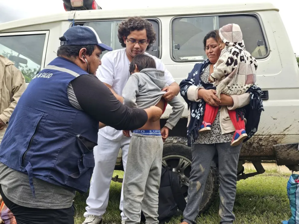Personal de Defensa Civil asiste a personas afectadas por las lluvias en Santa Cruz. Foto: Viceministerio de Defensa Civil