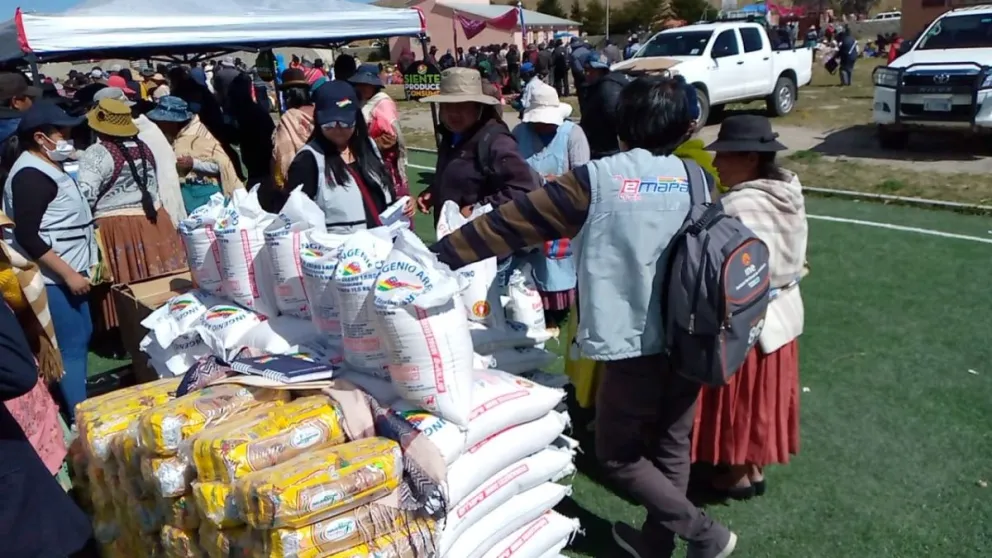 Amas de casa hacen fila por alimentos en una feria. Foto. ABI