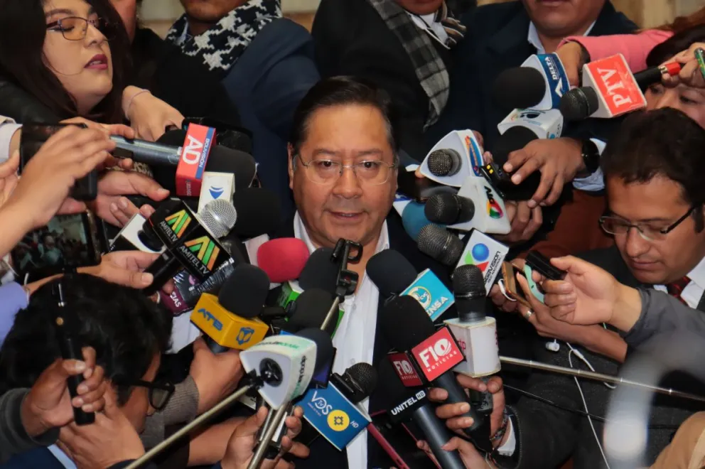 El presidente Luis Arce, este lunes, en contacto con los medios. Foto: APG