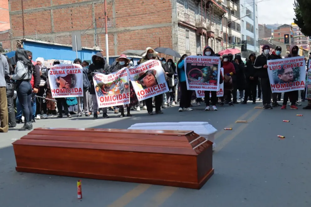 Familiares de las víctimas de la explosión en Yani, protestaron en puertas de Fedecomín, con carteles y los ataúdes vacíos de sus seres queridos. Foto: APG