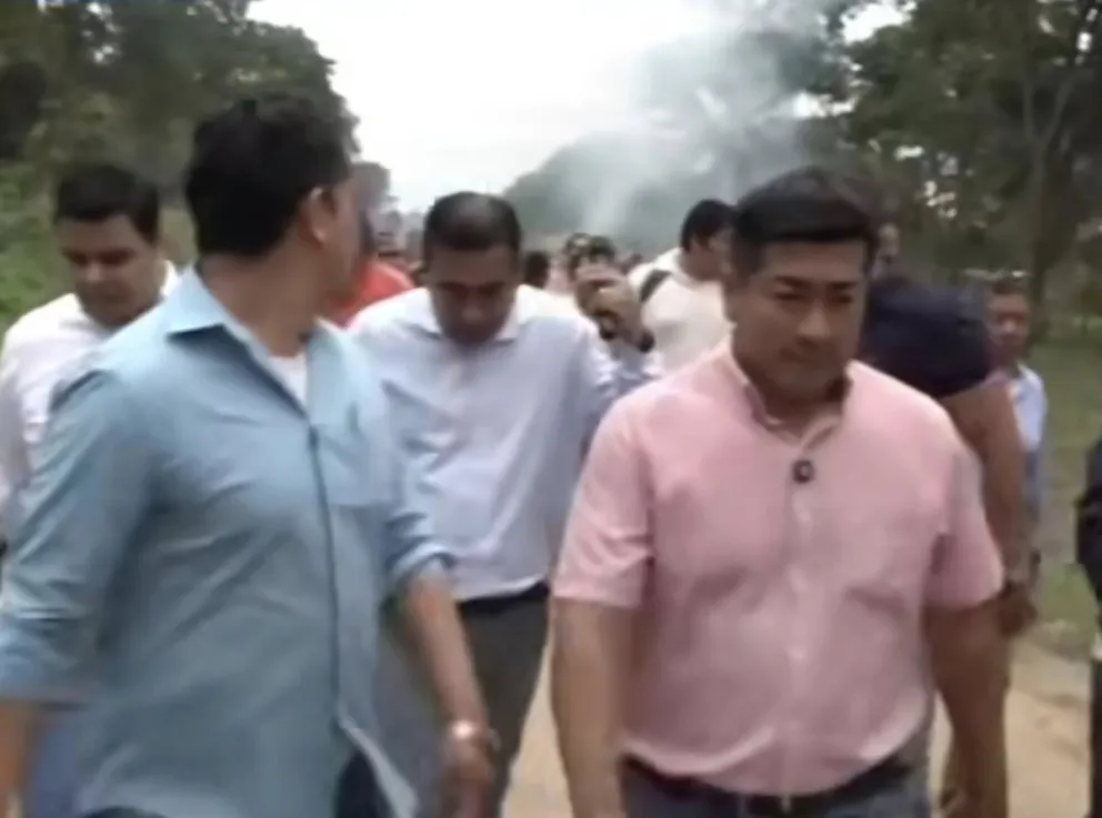 Los concejales salen del lugar tras las agresiones. Foto: Panorama Informativo Trinidad