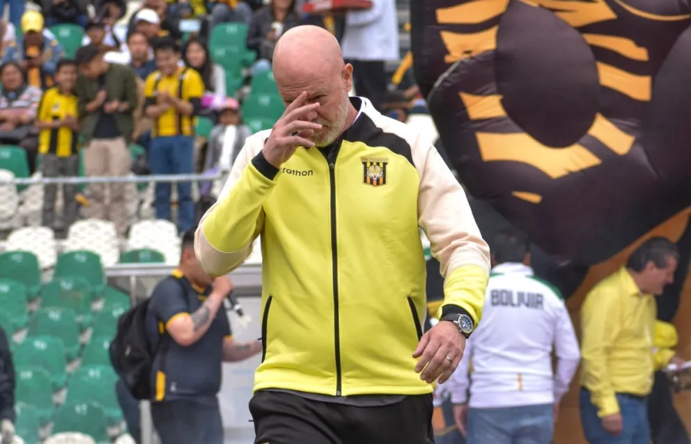 Antonio Carlos Zago ingresa al campo de juego del Siles el día de la presentación (2 de febrero) del plantel atigrado 2025. Foto: club The Strongest