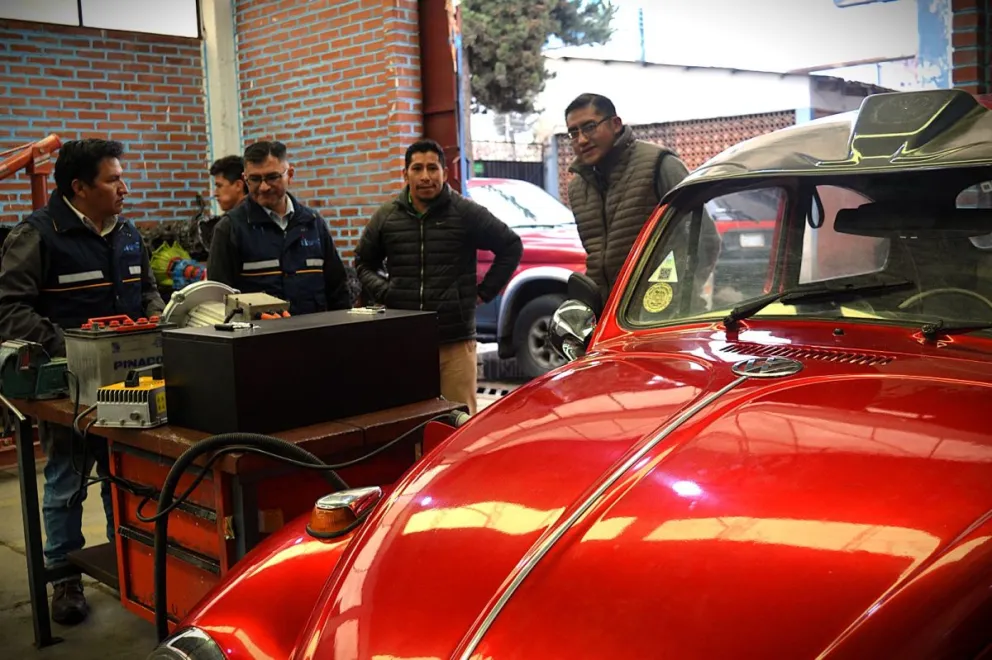 Una “peta” que fue convertida a electromovilidad, en el taller de Infocal.   Foto: Leny Chuquimia / Visión360