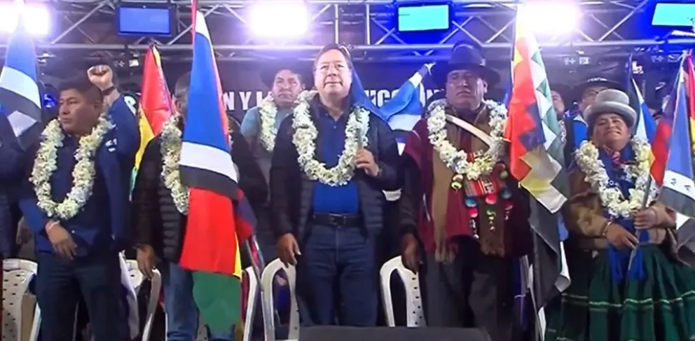 El presidente Luis Arce y los líderes de las organizaciones sociales del MAS durante el IV Congreso Orgánico. Foto: ABI
