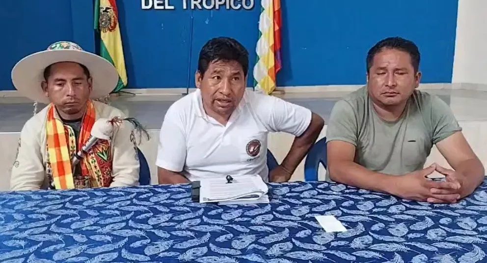 Ponciano Santos, dirigente campesino "evista", en una conferencia de prensa, en el trópico de Cochabamba. Foto: radio Kawsachum Coca